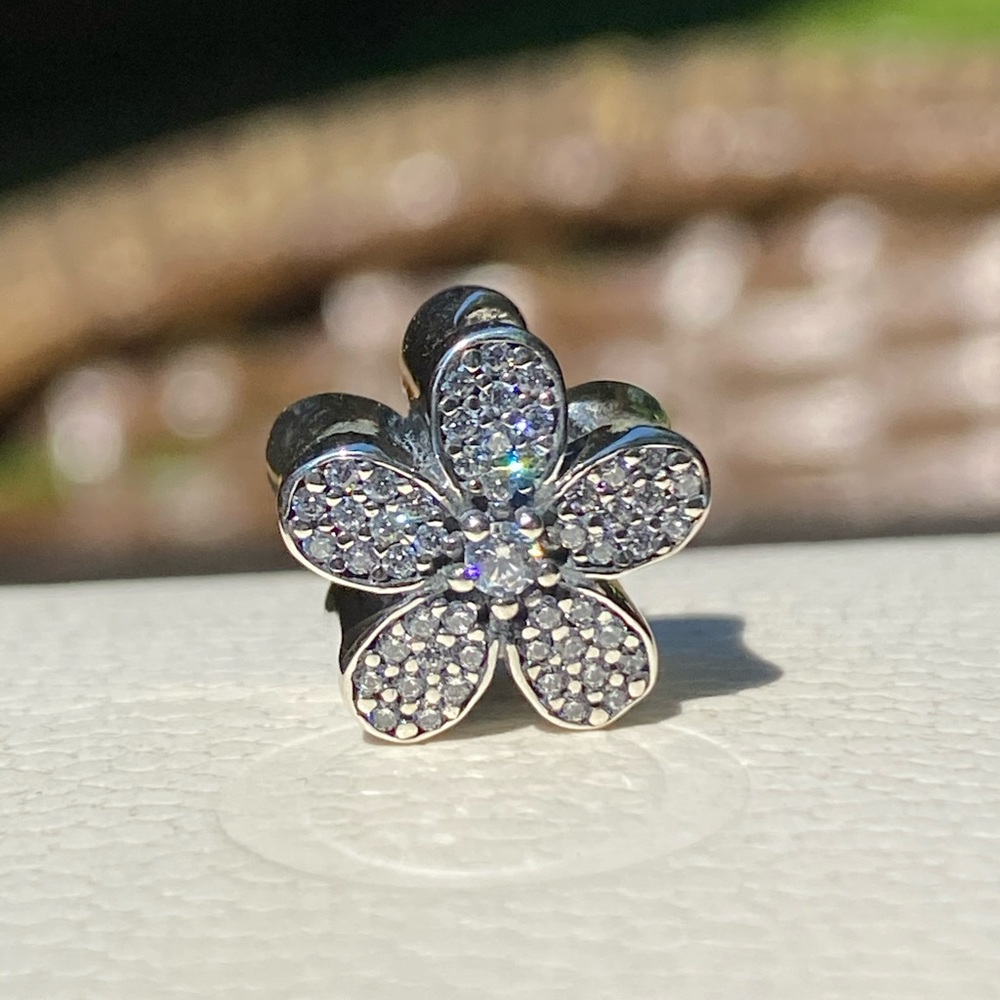 Pandora Dazzling Daisy Charm